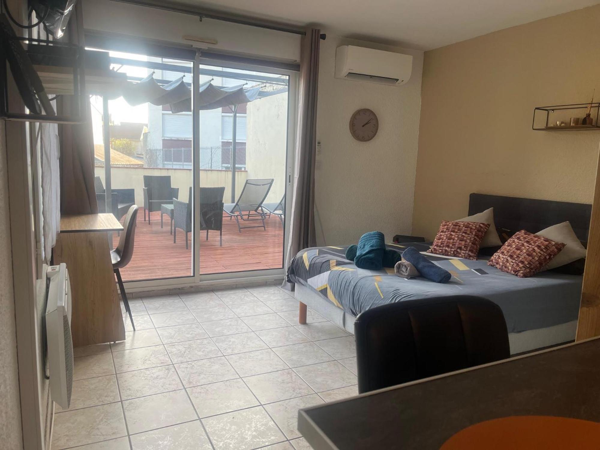 Studio Climatise Et Grande Terrasse Tarbes Centre Luaran gambar