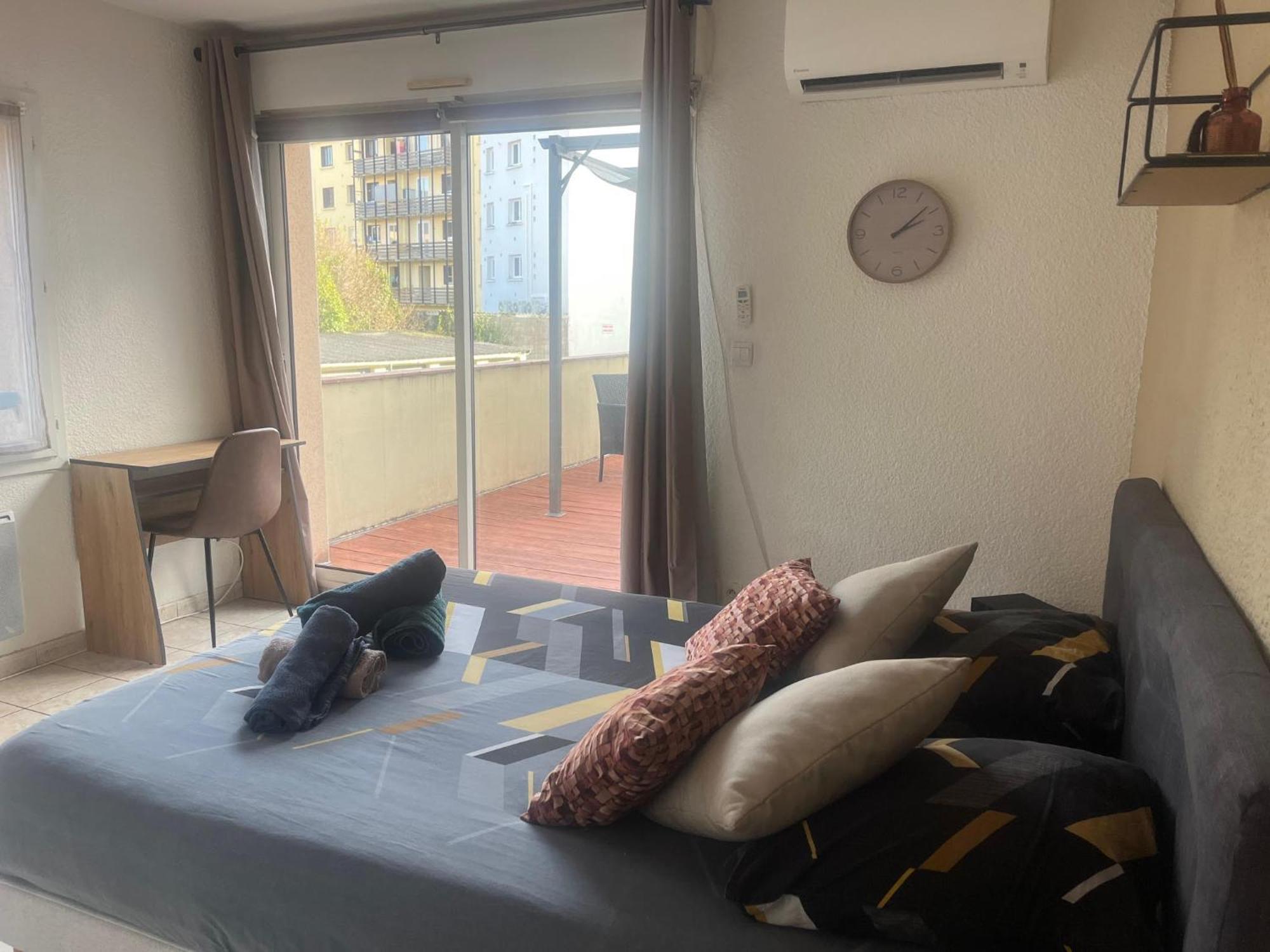 Studio Climatise Et Grande Terrasse Tarbes Centre Luaran gambar
