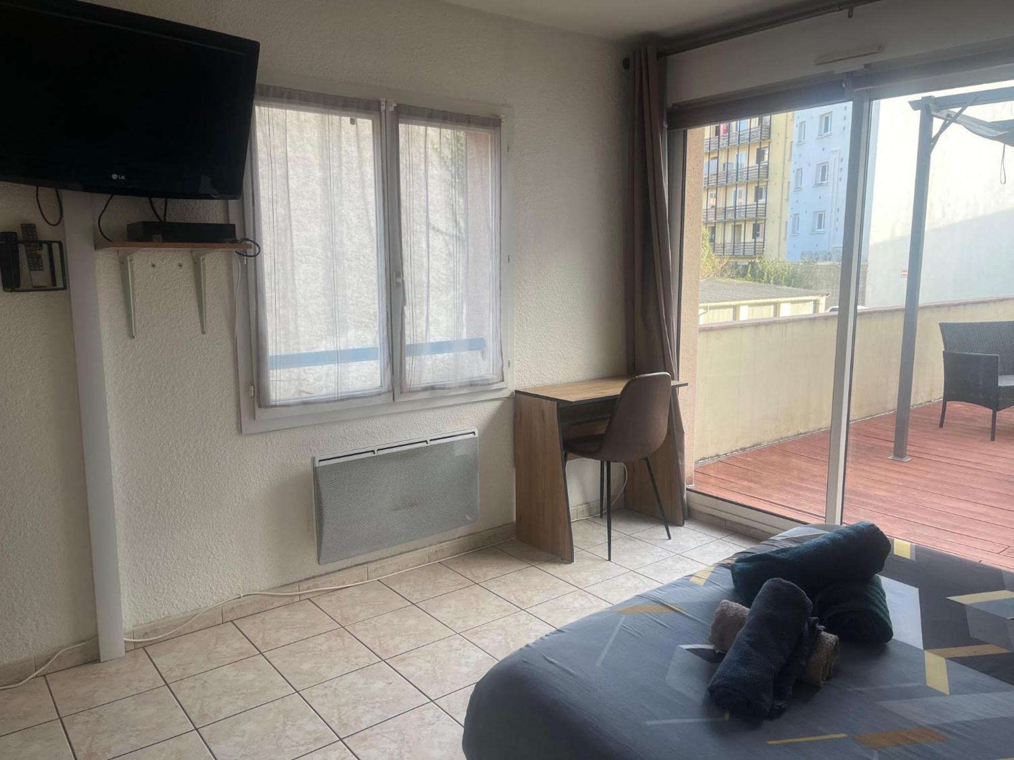 Studio Climatise Et Grande Terrasse Tarbes Centre Luaran gambar